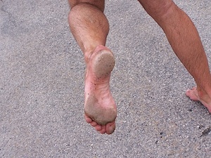 Risico’s van barefoot running: toch weer schoenen aan?